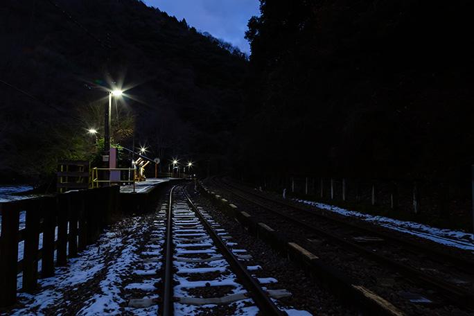 明かりの灯る駅はまだ眠りの中にいた