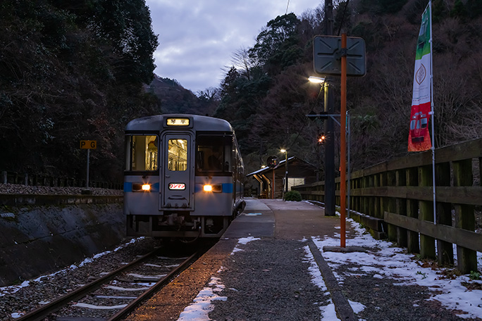 琴平駅に向かう朝の始発列車が坪尻駅に到着した