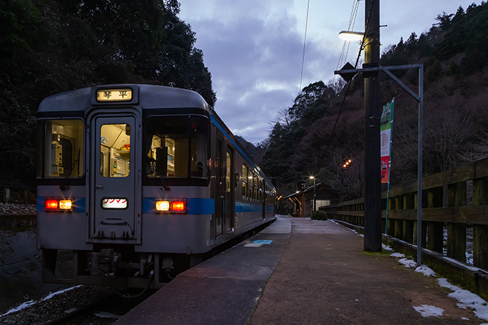 降車客はなく始発列車は直ぐにスイッチバックの体制に入った