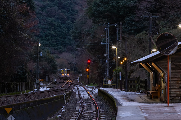 引上線に入っていく始発列車