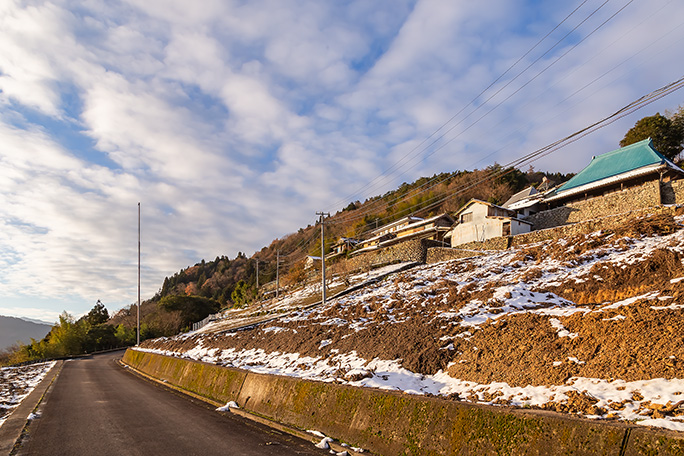 切り開かれた山腹の一番高い所に集落の現住民家が集まっていた