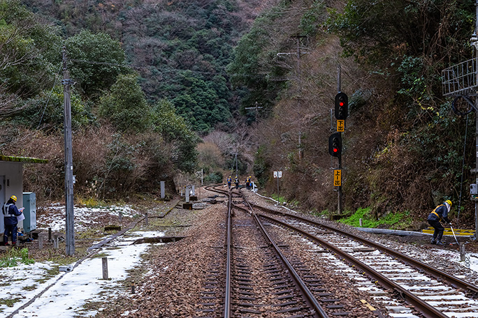 戻ってきた坪尻駅では保線作業が行われていた