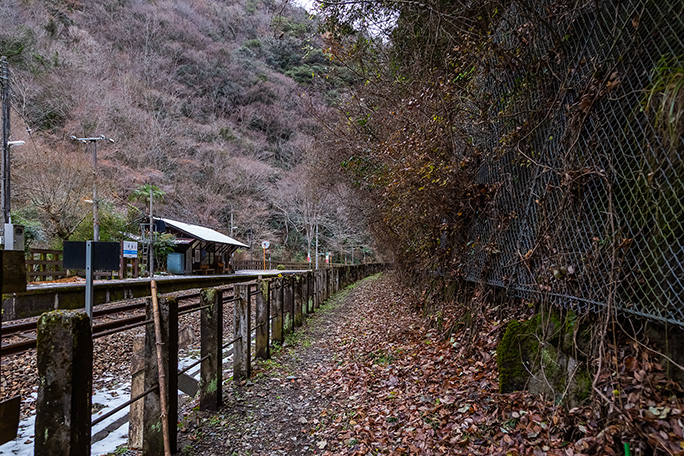 込野道は本線脇の側道として始まる