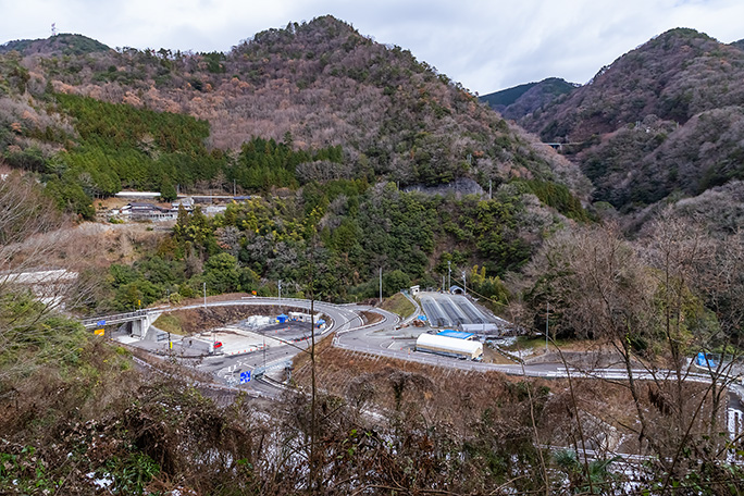 静かな山里に忽然と開ける国道32号猪ノ鼻道路のジャンクション