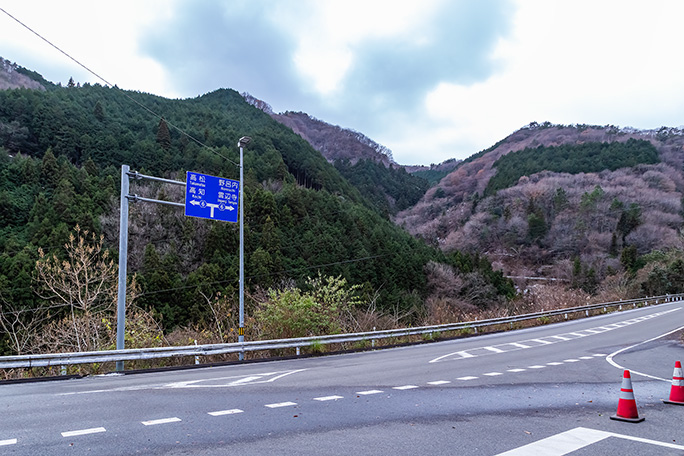 県道5号観音寺池田線方面はコーンが置かれて時間規制中