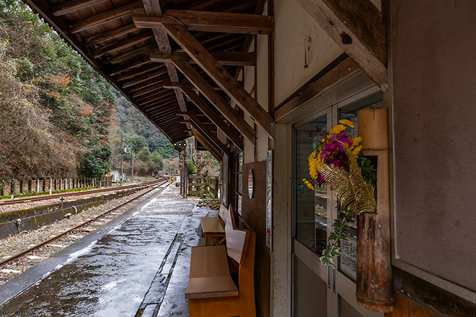 駅の飾りつけに愛着を感じながら列車の到着を待つ