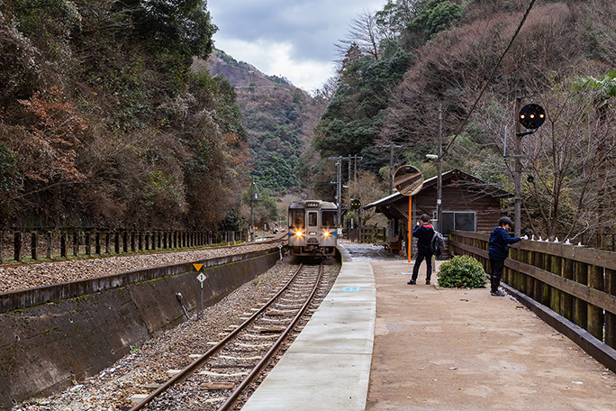 多度津行きの普通列車がやってきた