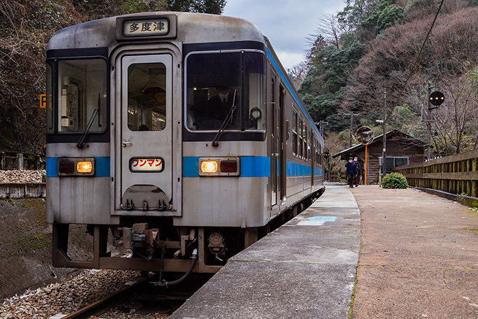 来訪者の親子とともに列車に乗り込む