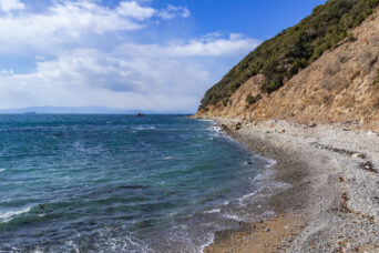 淡路島・仁頃漁港から望む鳴門海峡と四国（兵庫県：2025年1月）