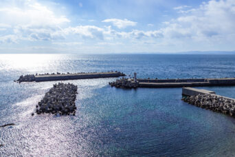 淡路島・仁頃漁港から望む瀬戸内海と四国（兵庫県：2025年1月）