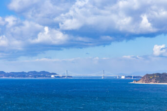 淡路島・潮崎付近から望む鳴門海峡と鳴門大橋（兵庫県：2025年1月）