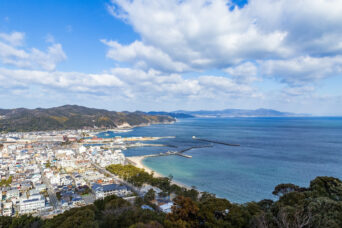 淡路島・洲本城から望む洲本市街地と瀬戸内海（兵庫県：2025年1月）