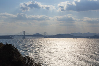 淡路島・阿那賀付近から望む鳴門海峡と鳴門大橋（兵庫県：2025年1月）