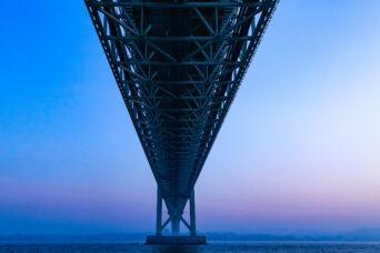 淡路島・ジェノバラインから望む明石海峡と明石海峡大橋（兵庫県：2025年2月）