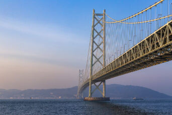 舞子・舞子公園から望む明石海峡大橋と淡路島（兵庫県：2025年2月）