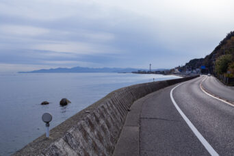 淡路島・東浦海岸から望む瀬戸内海と柏原山方面（兵庫県：2025年1月）