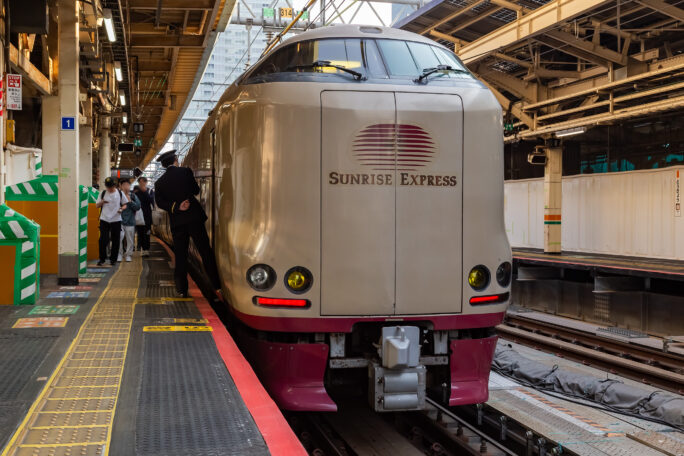 JR東海道本線・東京駅・寝台特急「サンライズ出雲・瀬戸」(東京都:2025年3月)