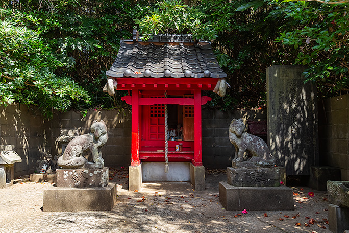 まずは名洗海岸に向かい集落の西宮・金毘羅神社にお参り