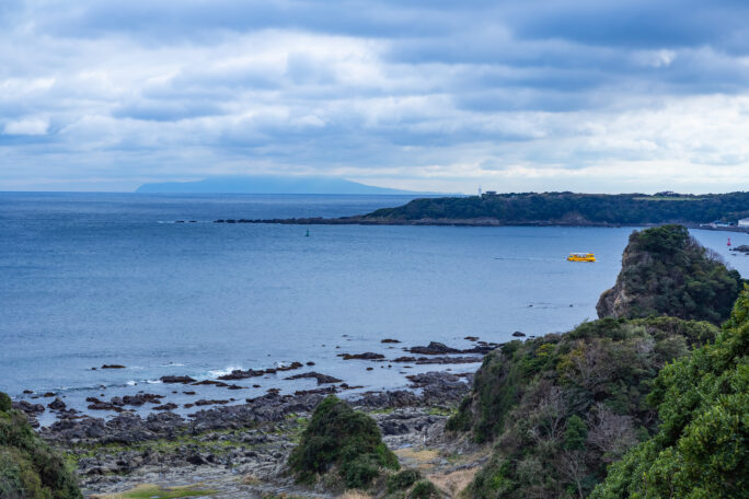 三浦・宮川港から望む安房崎と伊豆大島（神奈川県：2025年4月）