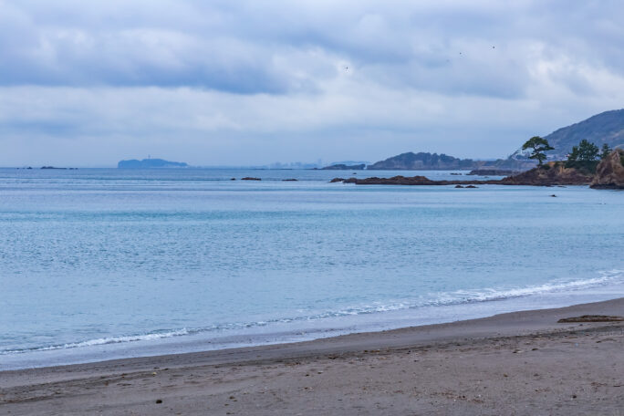 横須賀・秋谷海岸から望む梵天の鼻と江の島（神奈川県：2025年4月）
