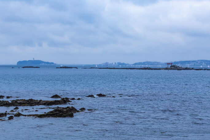 葉山・芝崎海岸から望む菜島の鳥居と江の島（神奈川県：2025年4月）
