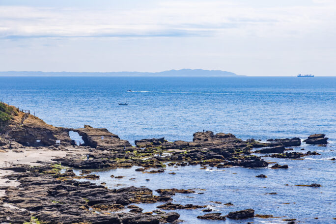 三浦・城ヶ島・馬の背洞門越しに望む房総半島（神奈川県：2025年4月）