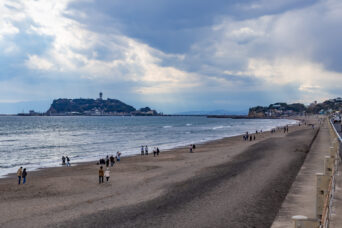 江ノ島電鉄鉄道線・鎌倉高校前駅付近から望む七里ヶ浜と江の島(神奈川県:2025年4月)