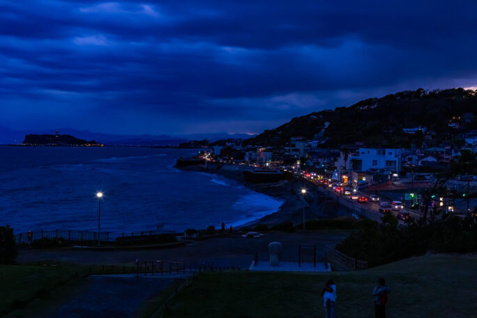 江ノ島電鉄鉄道線・稲村ケ崎駅付近・稲村ケ崎から望む七里ヶ浜と江の島（神奈川県：2025年4月）