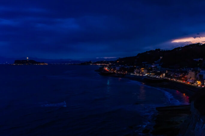 江ノ島電鉄鉄道線・稲村ケ崎駅付近・稲村ケ崎から望む七里ヶ浜と江の島（神奈川県：2025年4月）
