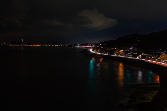 江ノ島電鉄鉄道線・稲村ケ崎駅付近・稲村ケ崎から望む七里ヶ浜と江の島（神奈川県：2025年4月）