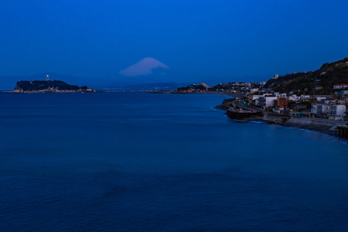 江ノ島電鉄鉄道線・稲村ケ崎駅付近・稲村ケ崎から望む七里ヶ浜と江の島、富士山（神奈川県：2025年4月）