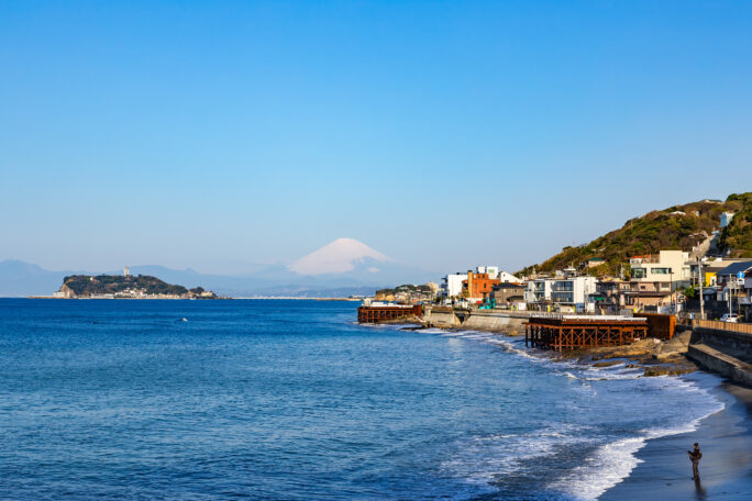 江ノ島電鉄鉄道線・稲村ケ崎駅付近・稲村ケ崎から望む七里ヶ浜と江の島、富士山（神奈川県：2025年4月）