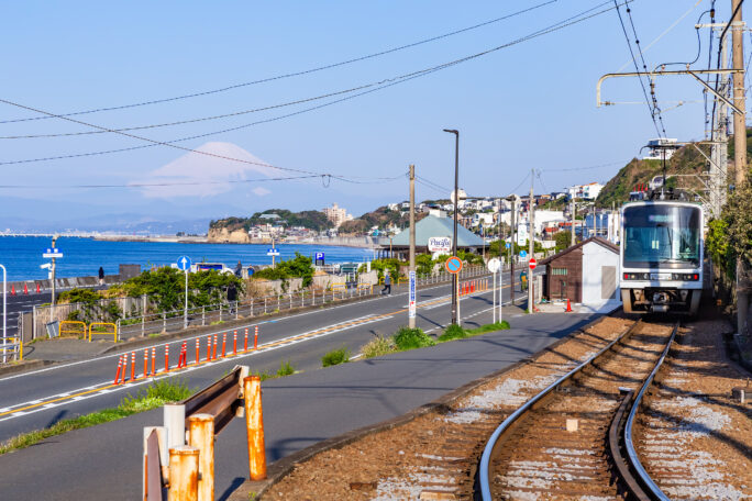 江ノ島電鉄鉄道線・稲村ケ崎～七里ヶ浜間から望む七里ヶ浜と富士山（神奈川県：2025年4月）