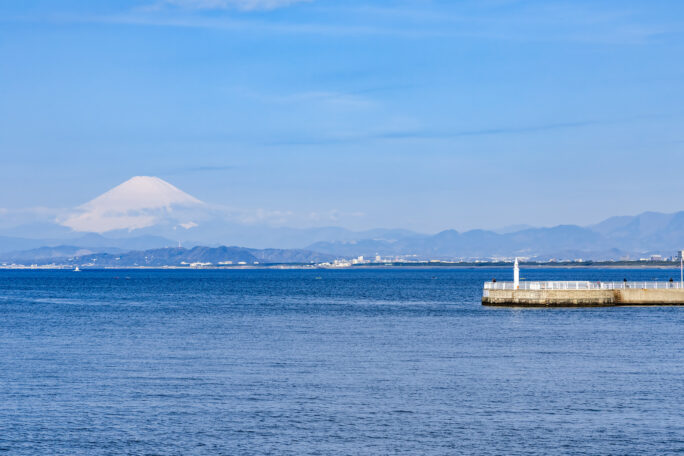 江の島・江ノ島大橋から望む富士山（神奈川県：2025年4月）