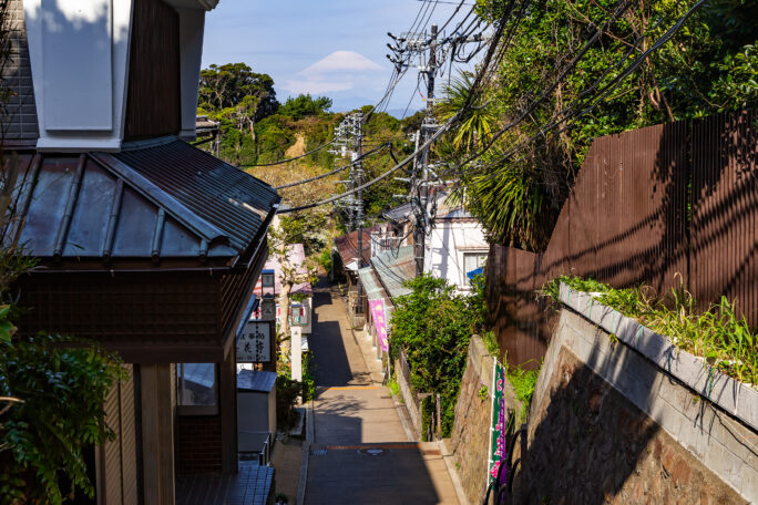 江の島・御岩屋道通り付近から望む富士山（神奈川県：2025年4月）
