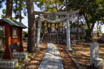 江ノ島電鉄鉄道線・鵠沼駅付近・賀来神社(神奈川県:2025年4月)