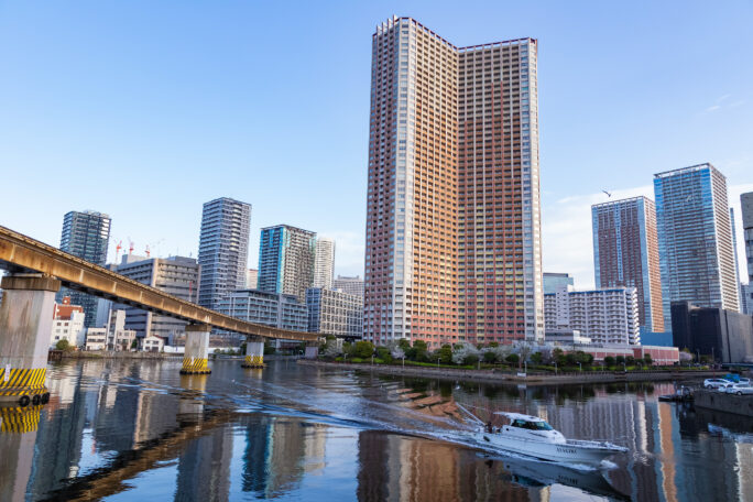 東京モノレール羽田空港線・浜松町～天王洲アイル間・五色橋付近（東京都：2025年4月）