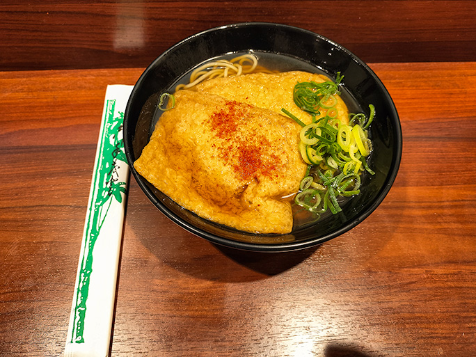 寝台特急の到着待ちの間に小腹が空いたので駅そばを食べることにした