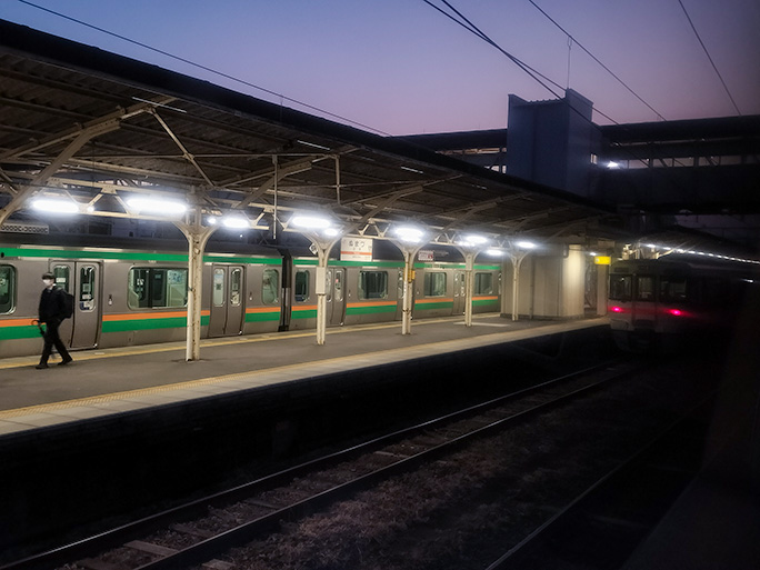早朝の沼津駅は5時に25分着、5時26分発