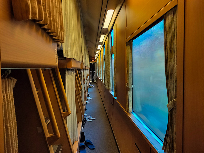 切符の取れなかったノビノビ座席の車両は満席状態だった