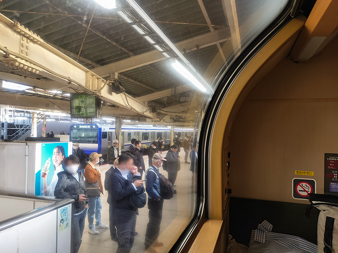 通勤客が列をなす横浜駅は6時44分着、6時45分発