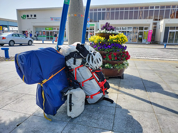 荷物一式を携えて銚子駅前の小公園に移動