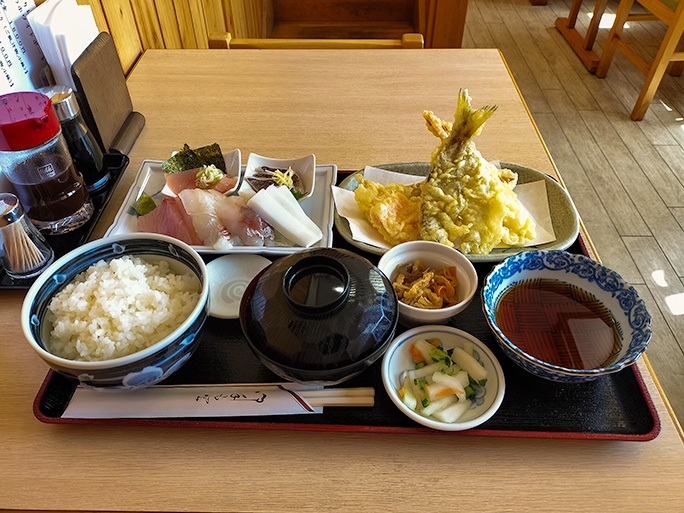 昼食は外川の有名店に1時間並んで刺身天ぷら定食