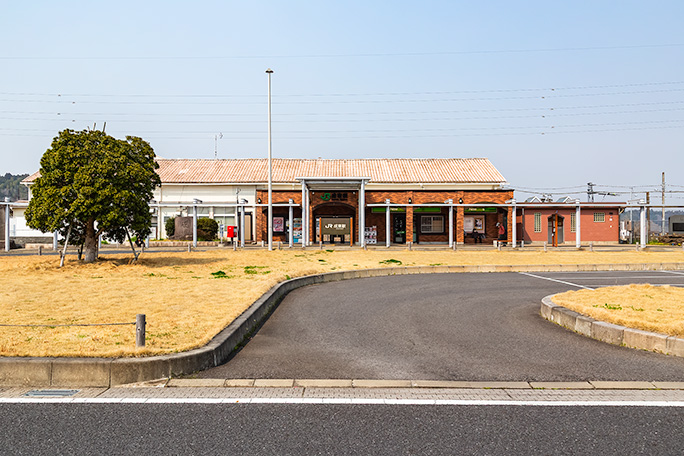 JRの総武本線と東金線が分岐する成東駅に到着