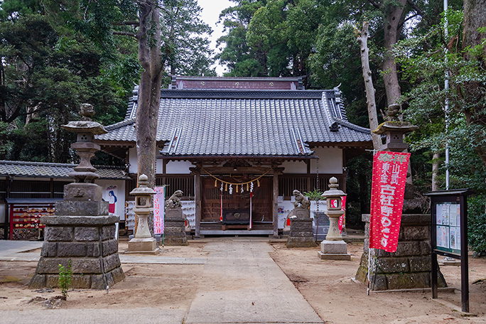 広大な敷地の奥に鎮座する日吉神社の本殿