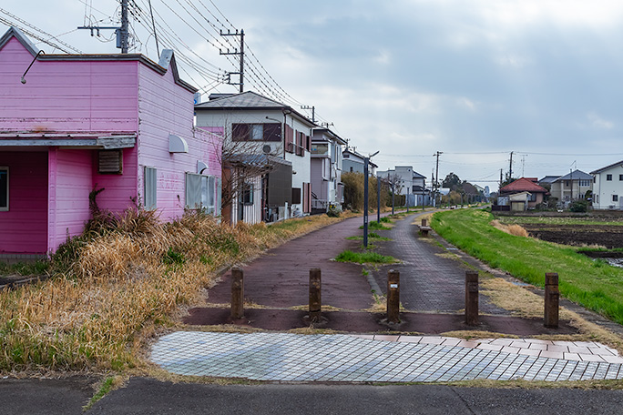 荒生駅跡と西駅跡の間で東金町から九十九里町に入ると、廃線跡は「きどうみち」と呼ばれる遊歩道に転用されている