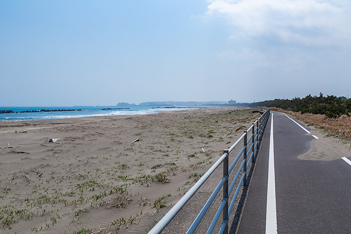 強風に押し戻されながらも和泉浦から日在浦にかけて南下していく