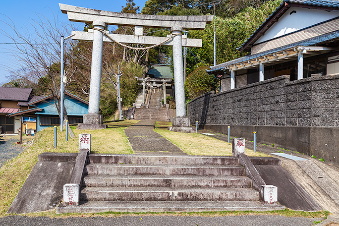 大井集落の住宅地付近にある瀧内神社