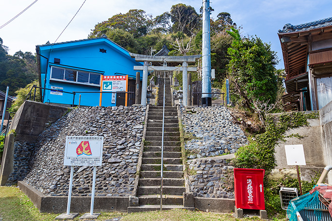 矢差戸の海岸集落を見下ろす高台に鎮座する飯縄神社