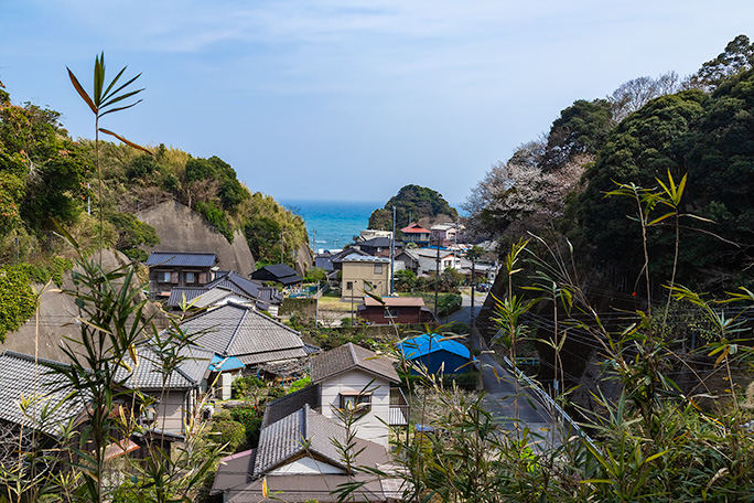 八幡神社の参道からも大舟谷集落の街並みを見下ろすことが出来る